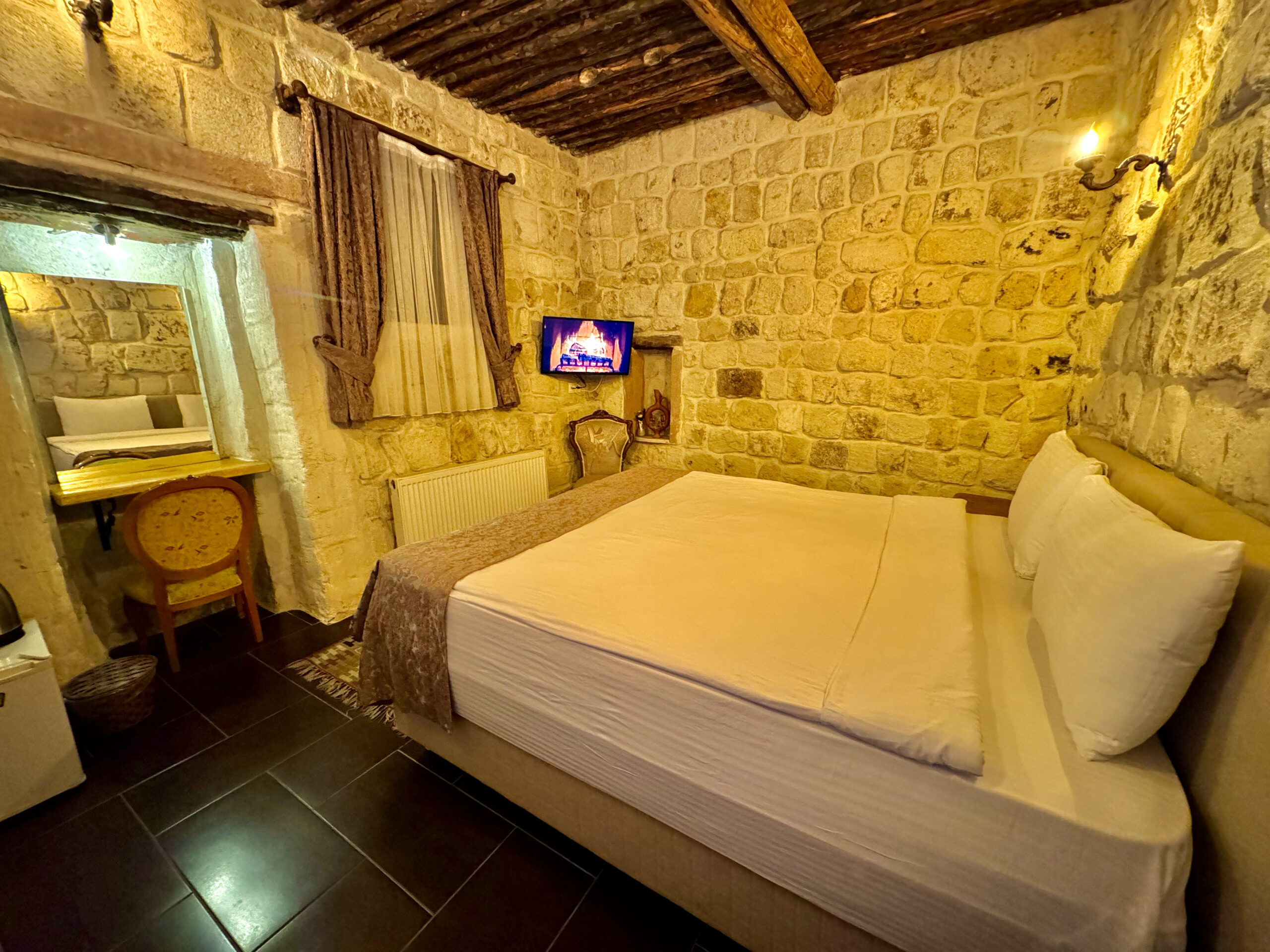 303 Stone Room - The Red Horse Hotel