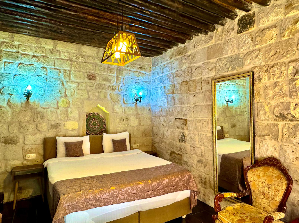 401 Stone Jakuzi Room - The Red Horse Hotel